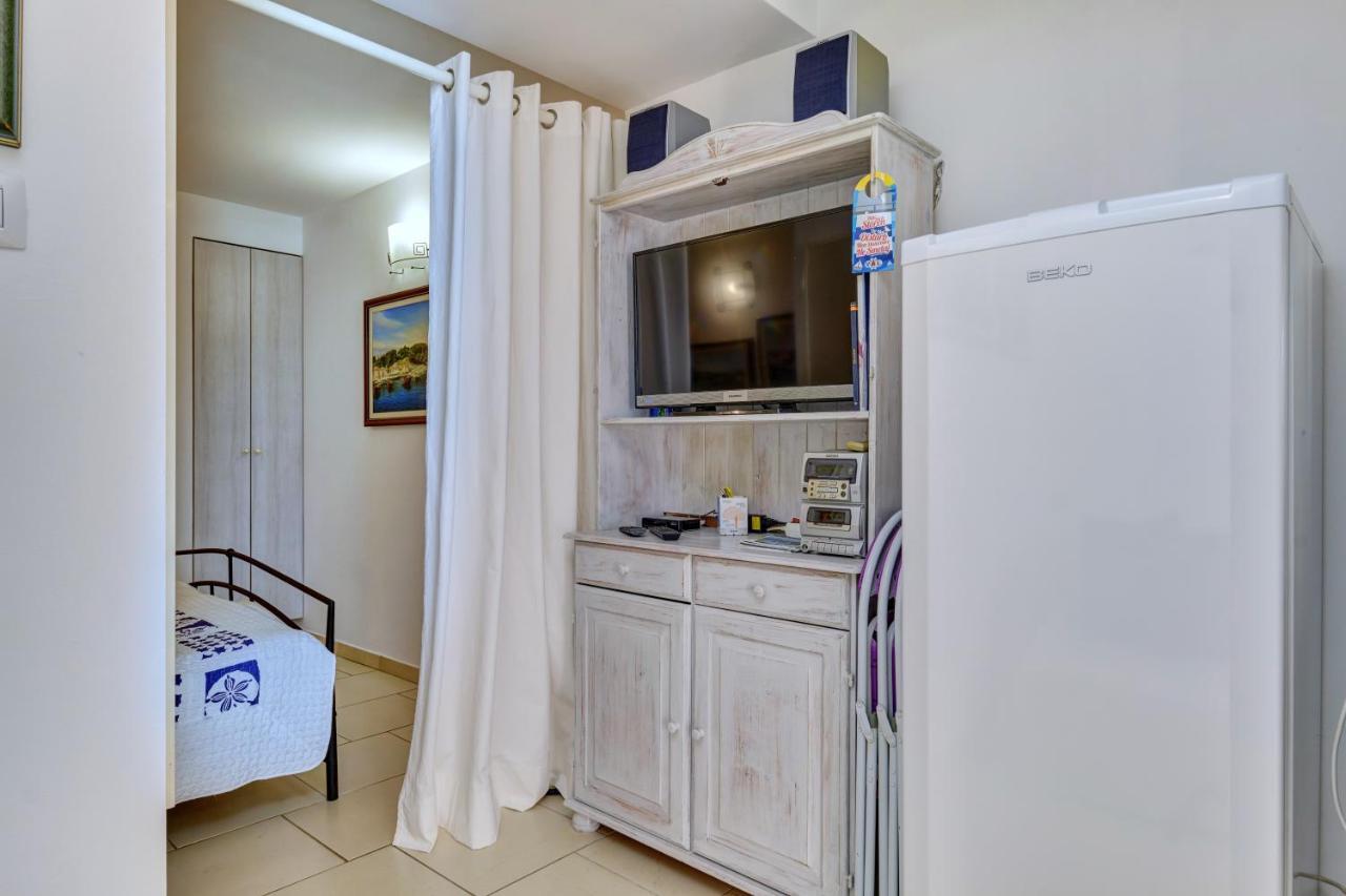 Apartment Neno - Terrace & Parking Lussingrande Esterno foto