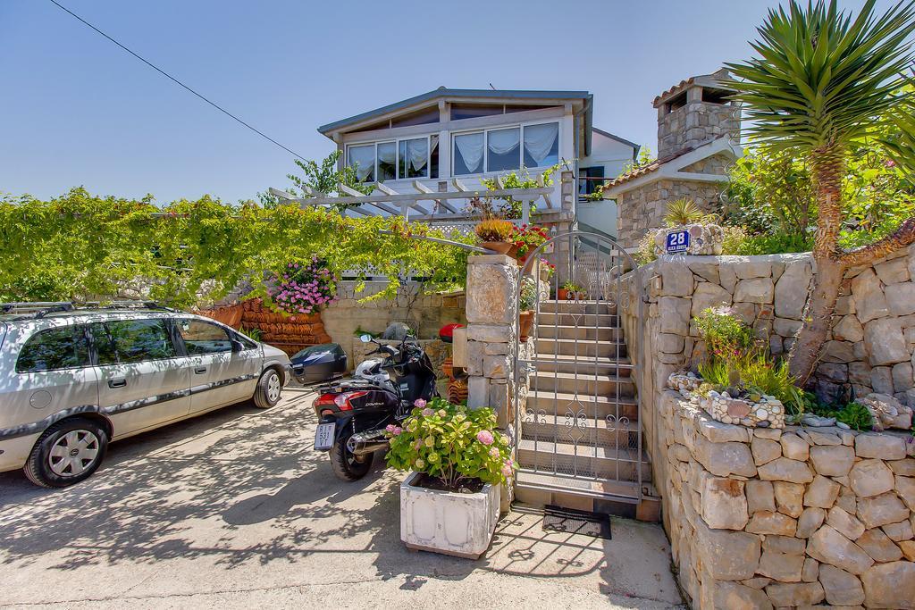 Apartment Neno - Terrace & Parking Lussingrande Esterno foto