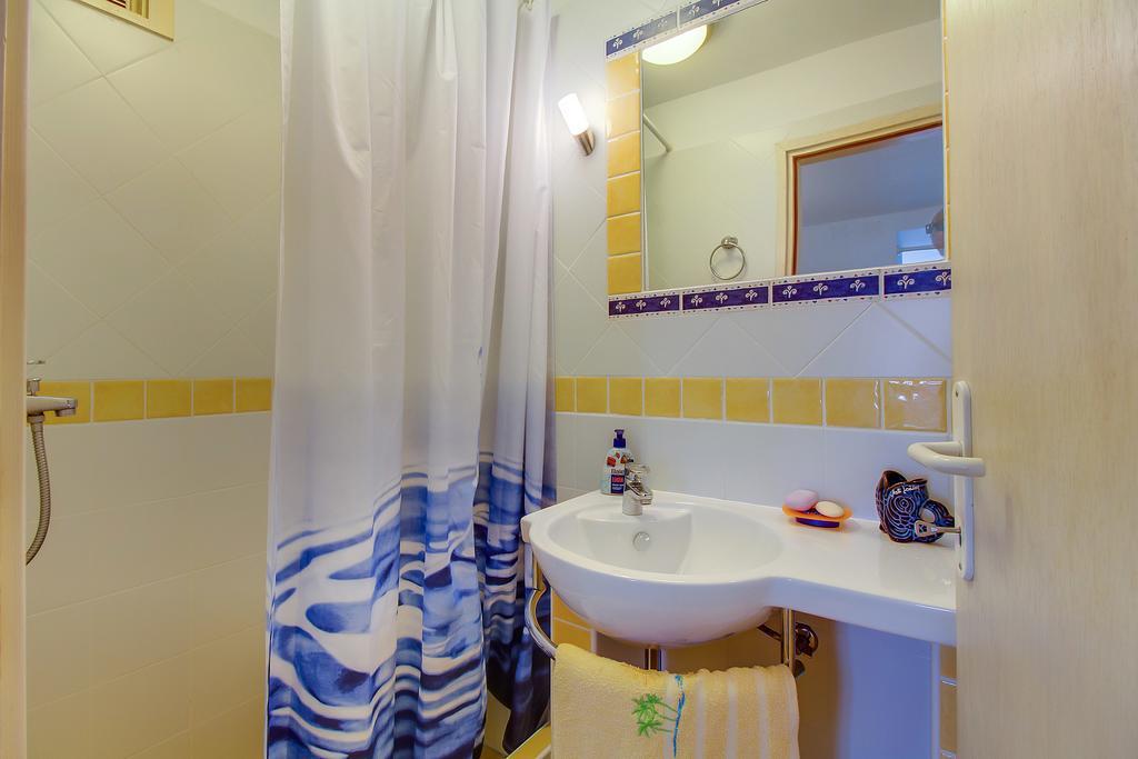 Apartment Neno - Terrace & Parking Lussingrande Esterno foto